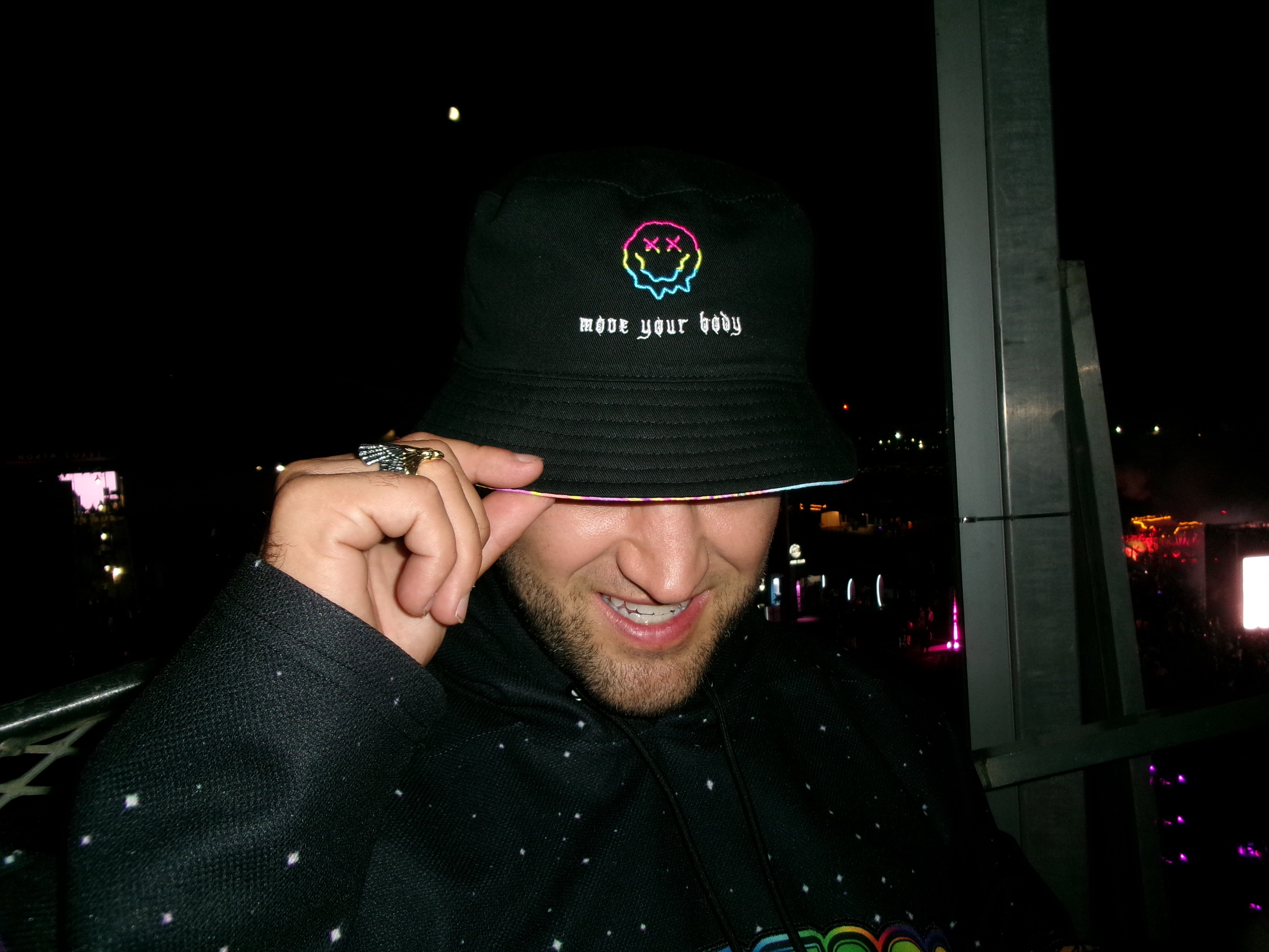 SMILE REVERSIBLE BUCKET HAT